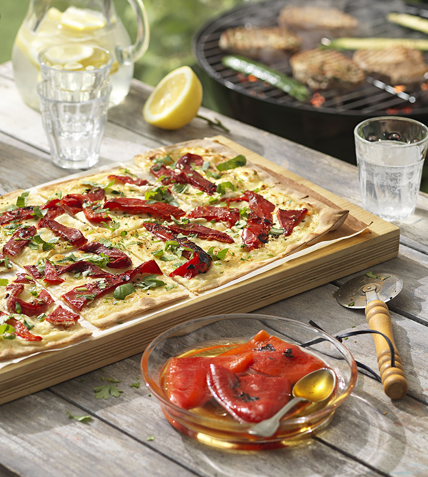Flammkuchen mit Grillpaprika und frischen Kräutern