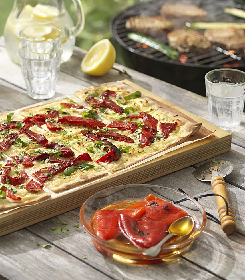 Flammkuchen mit Grillpaprika und frischen Kräutern