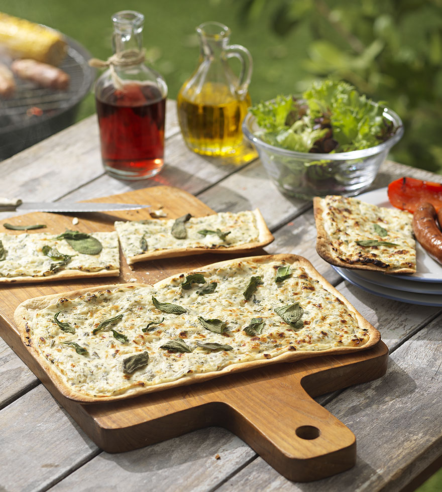 Kräuterflammkuchen mit Frischkäse und Knoblauch