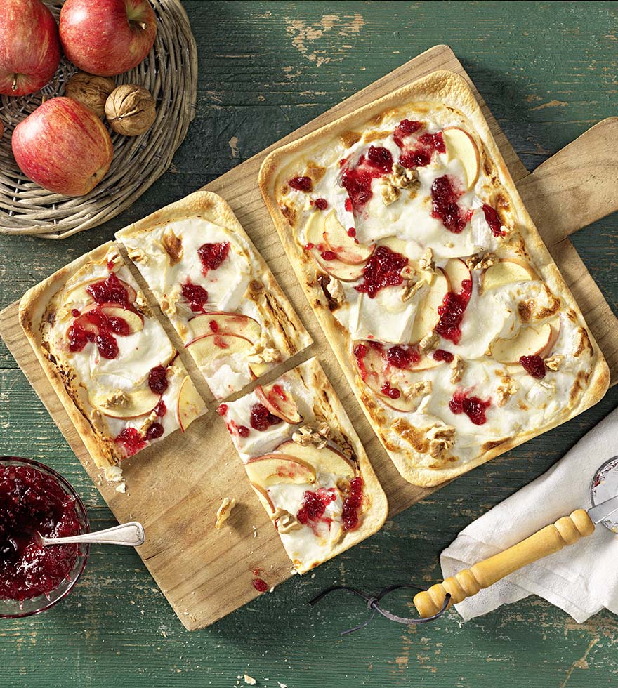 Flammkuchen mit Apfel, Ziegencamembert und Preiselbeeren