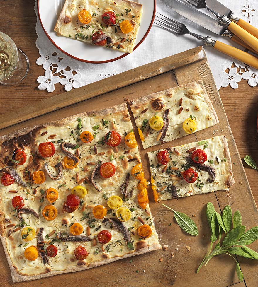 Flammkuchen mit bunten Tomaten und Sardellen