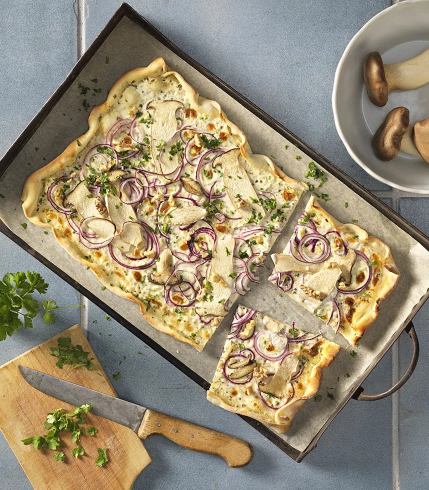 Flammkuchen mit Pilzen und Zwiebel