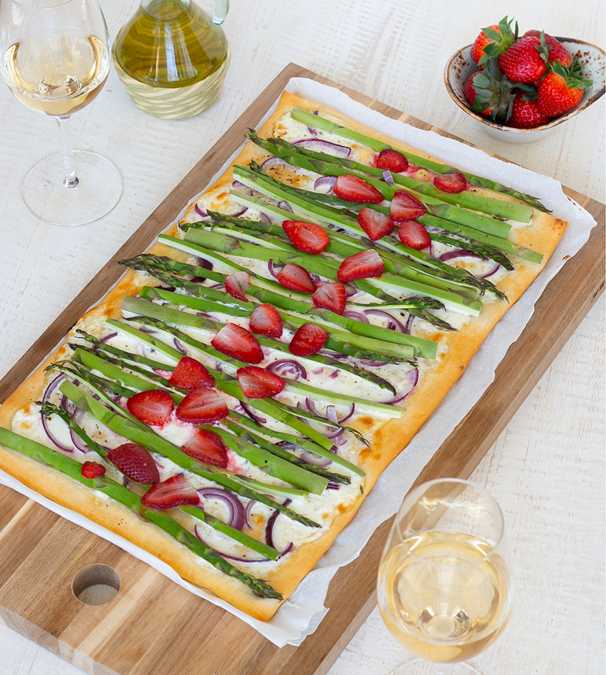 Pizza Bianca mit grünem Spargel und Erdbeeren - Rezept