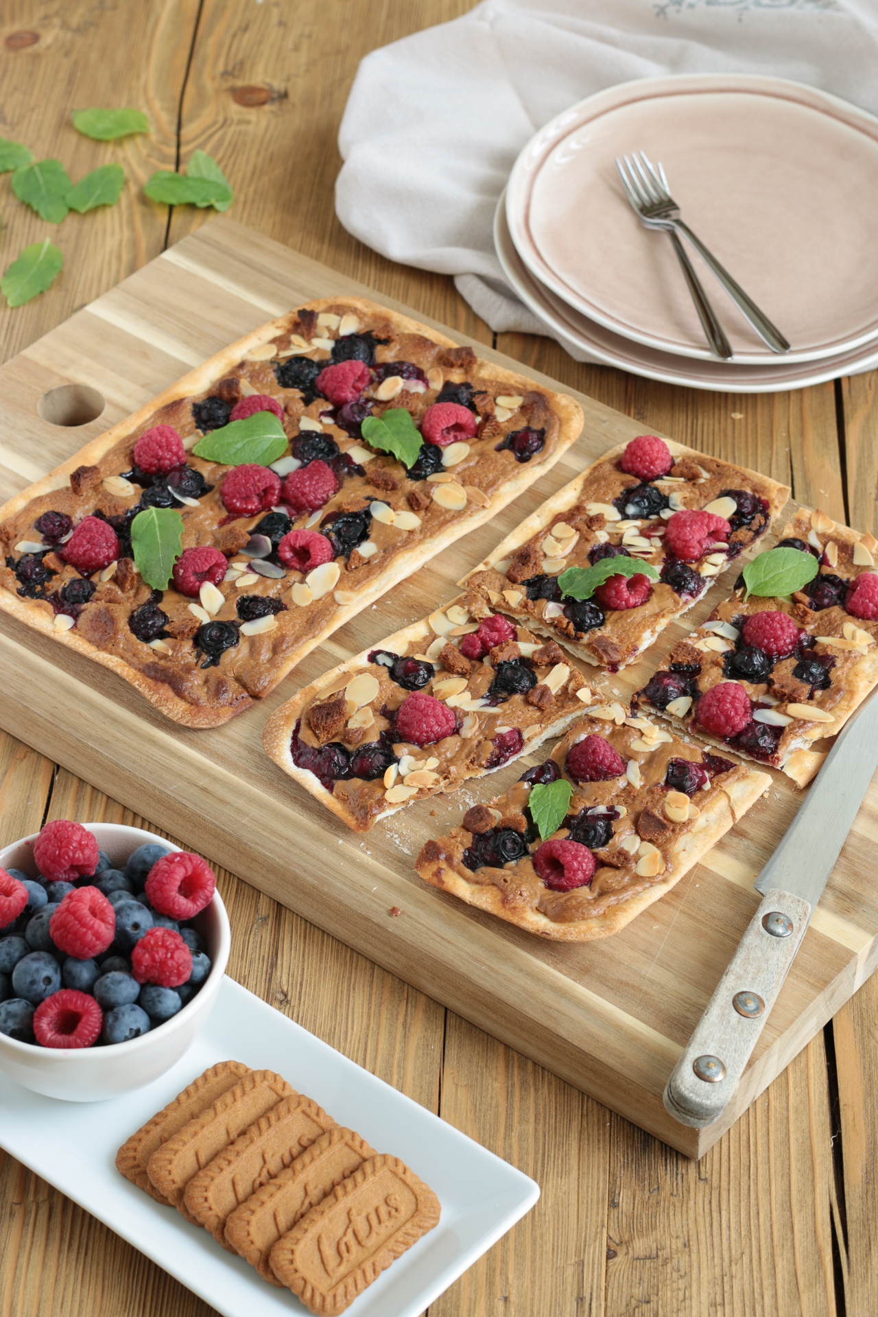 Rezept für veganen Flammkuchen mit Lotus-Creme und Beeren