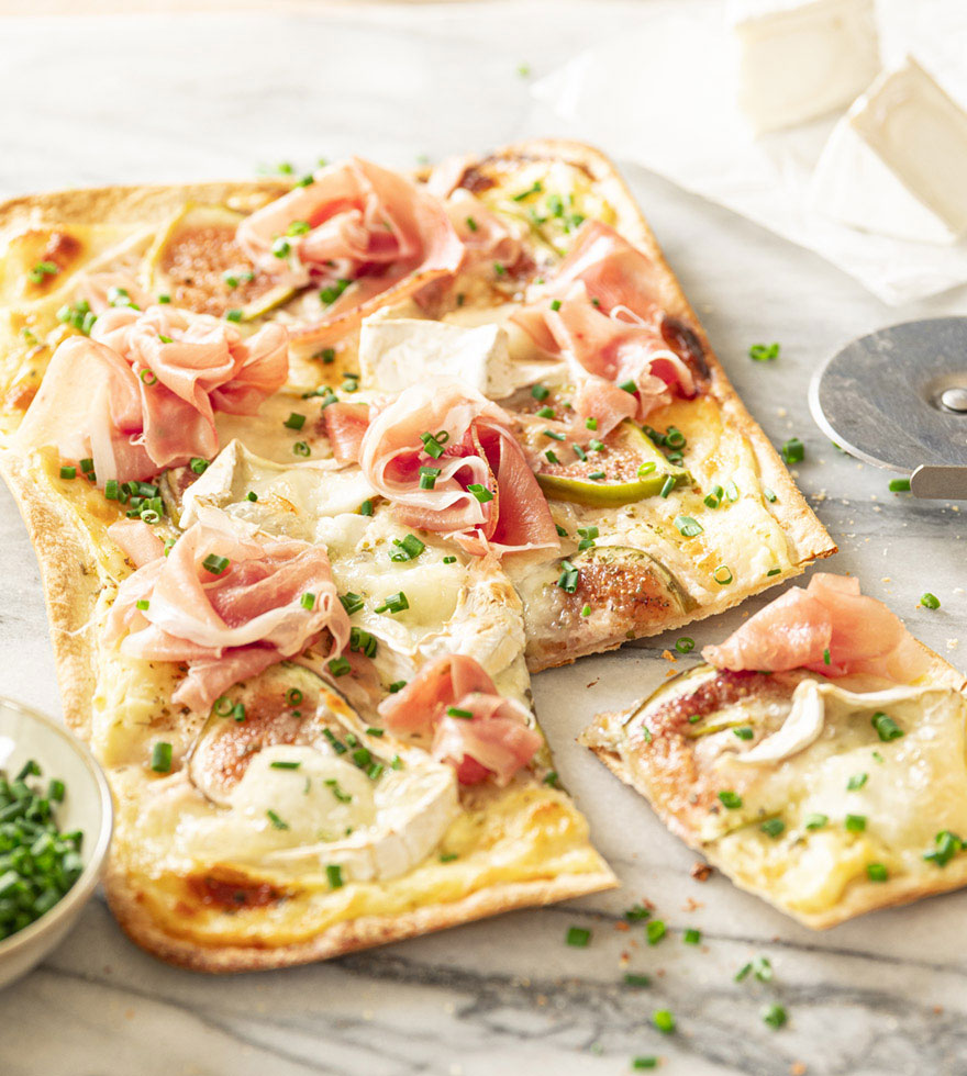 Flammkuchen mit Camembert, Feigen und-Prosciutto