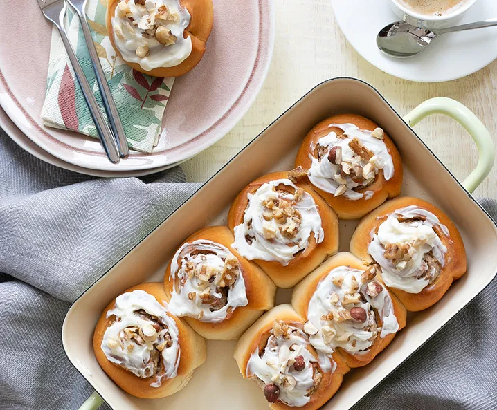Nussschnecken aus Hefeteig mit Frischkäse-Frosting