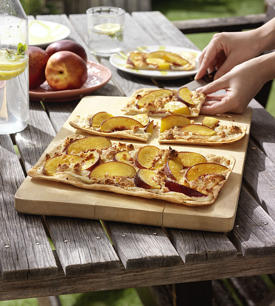 Flammkuchen mit Nektarinen & Amarettini