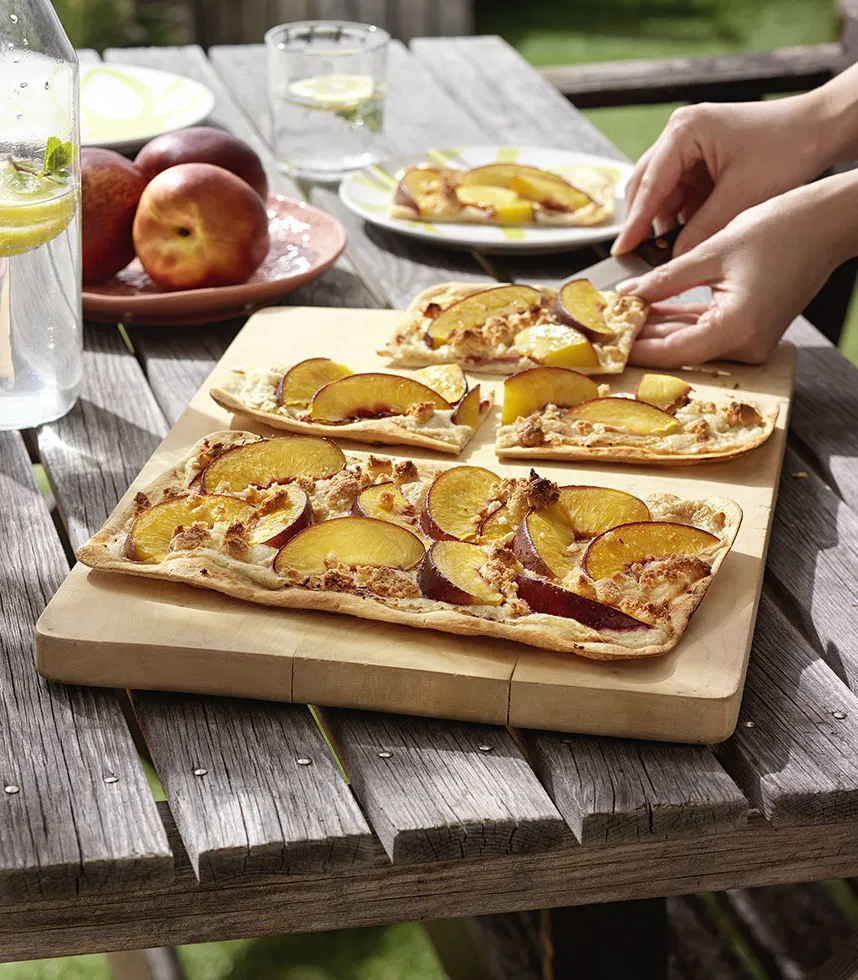 Flammkuchen mit Nektarinen & Amarettini