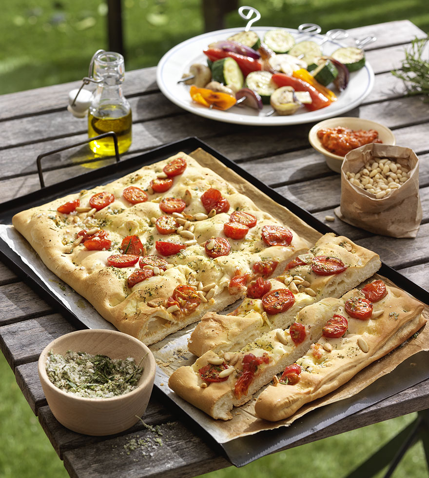 Focaccia mit Tomaten und Pinienkernen