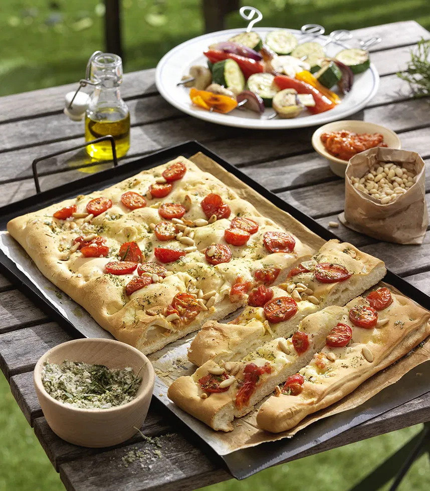 Focaccia mit Tomaten und Pinienkernen