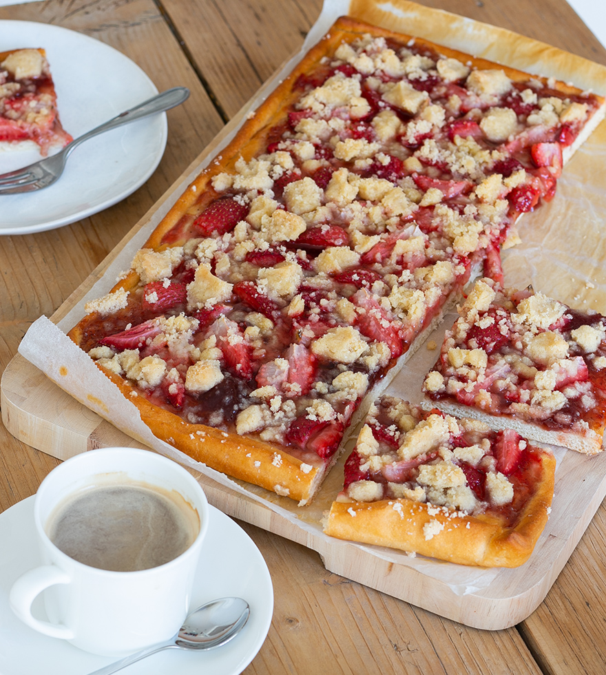 Erdbeer-Blechkuchen mit Streusel - Hefeteig Blechkuchen Rezept