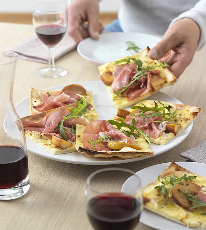 Flammkuchen mit Parmaschinken und Rucola