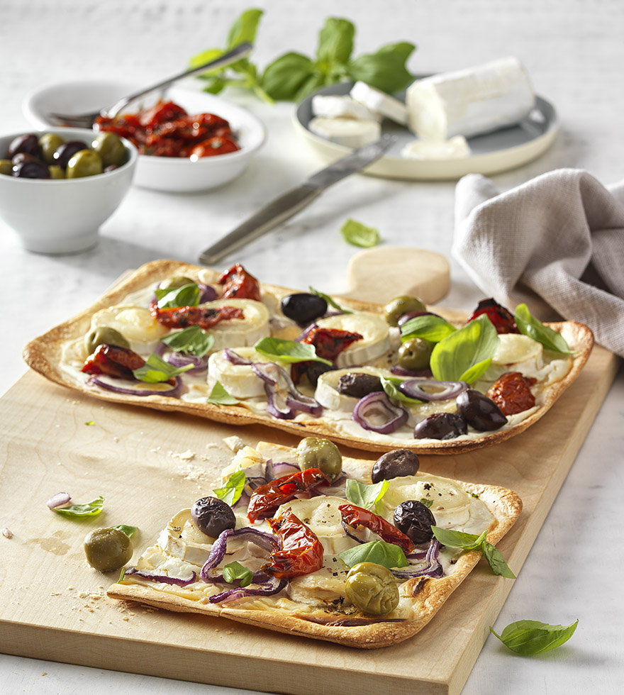 Flammkuchen mit Oliven und getrockneten Tomaten