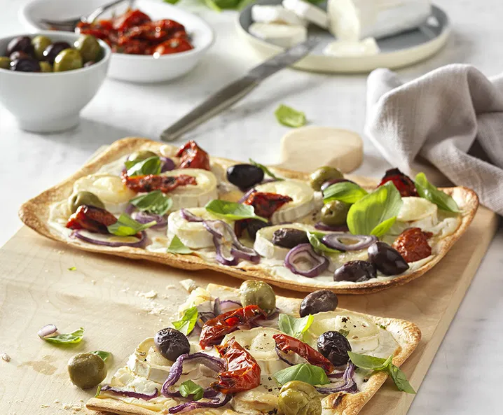Flammkuchen mit Oliven und getrockneten Tomaten