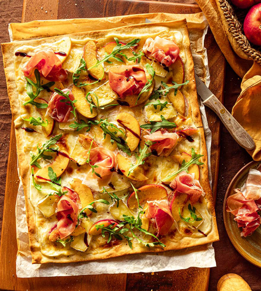 Flammkuchen mit Parmaschinken und Pfirsich