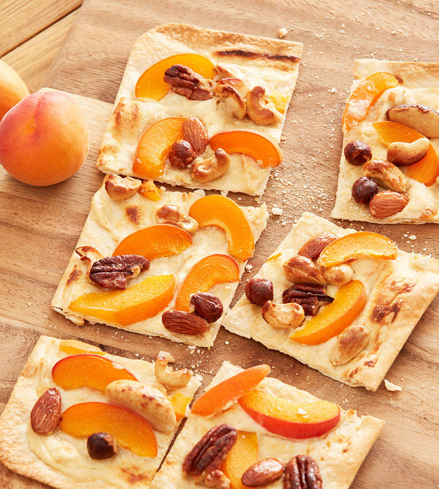 Flammkuchen mit Marille und Honignüssen