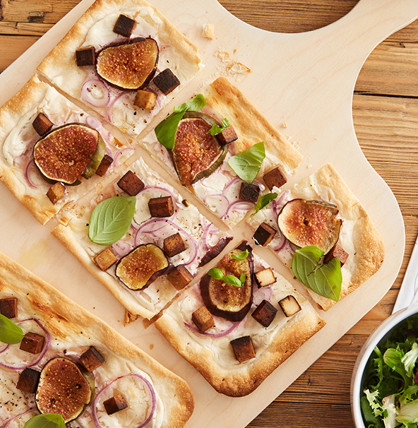 Flammkuchen mit Räuchertofu & Feigen - veganer Flammkuchen