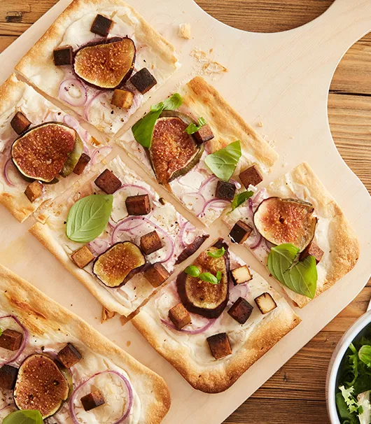Flammkuchen mit Räuchertofu & Feigen - veganer Flammkuchen
