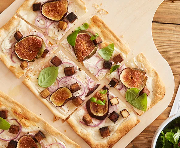 Flammkuchen mit Räuchertofu & Feigen - veganer Flammkuchen