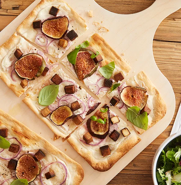 Flammkuchen mit Räuchertofu & Feigen - veganer Flammkuchen