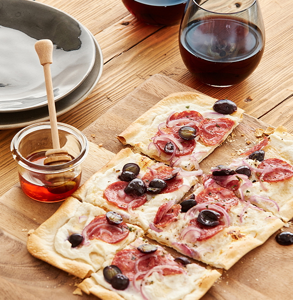 Flammkuchen mit Salami und Trauben - Rezept