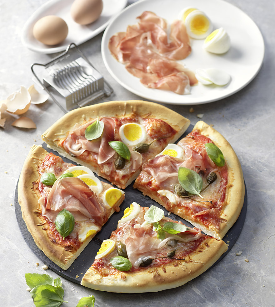 Pizza mit Prosciutto und Ei - Rezept