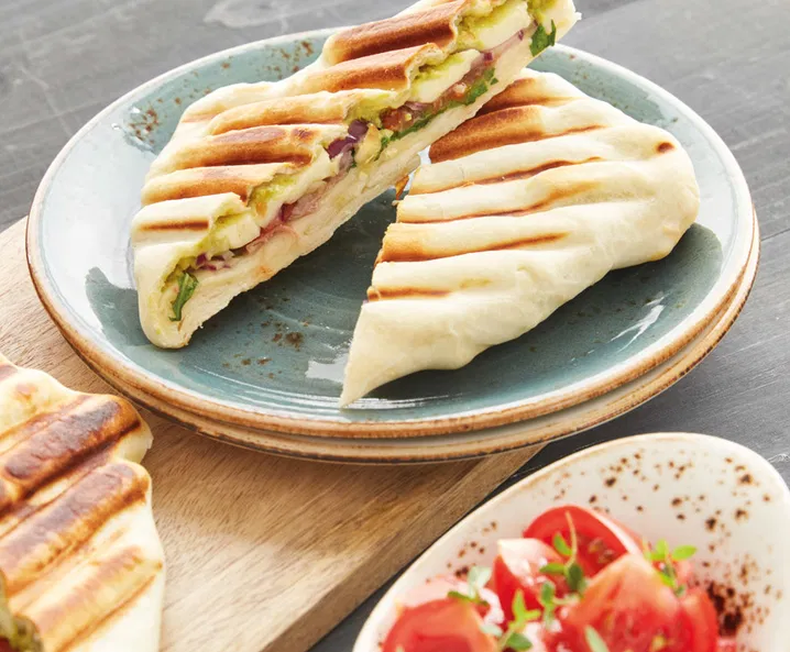 Grill-Flammkuchen mit Guacamole & Halloumi - Rezept Tante Fanny