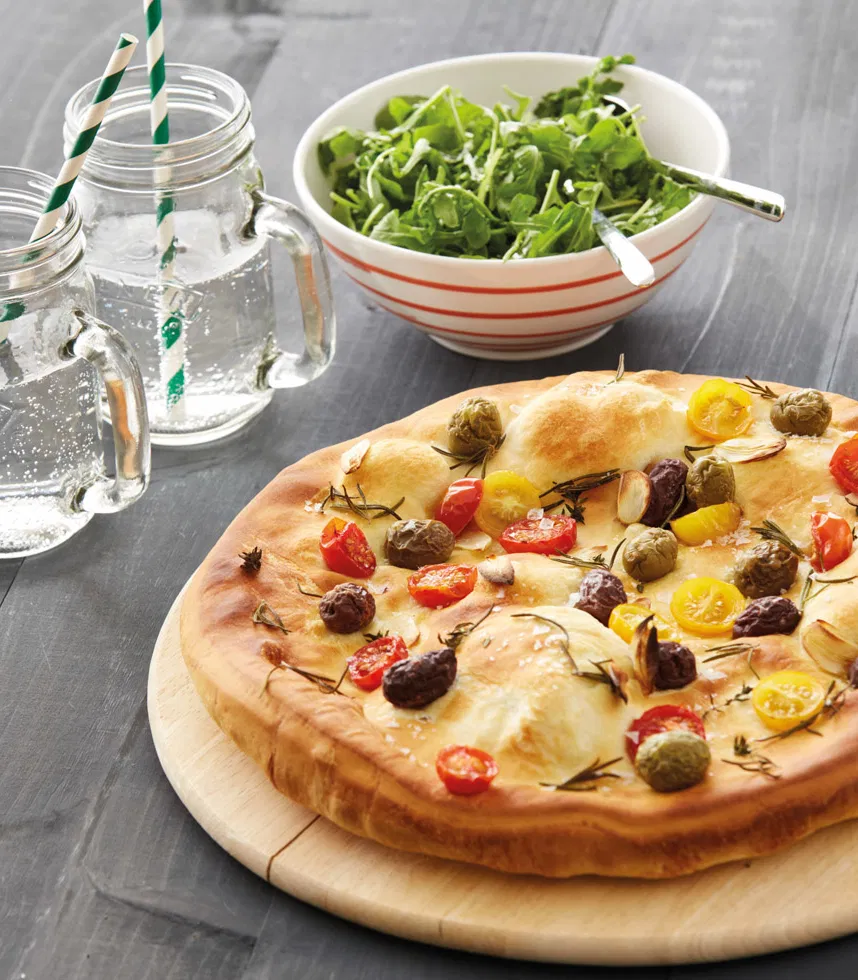 Focaccia mit Oliven und Tomaten - einfaches Rezept