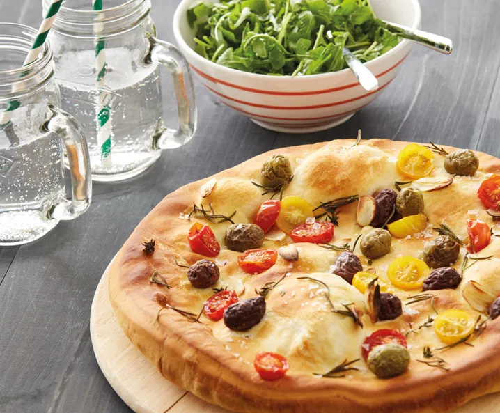 Focaccia mit Oliven und Tomaten - einfaches Rezept