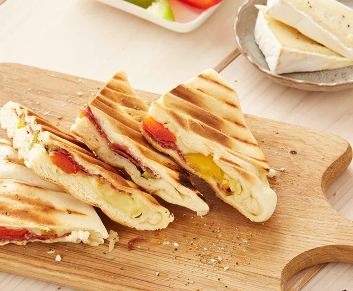 Flammkuchen Toasty: Salami & Brie