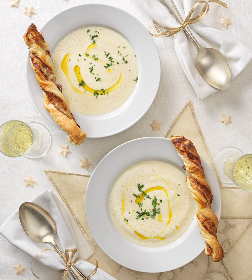 Selleriecremesuppe mit Zimt-Prosciuttostangerl
