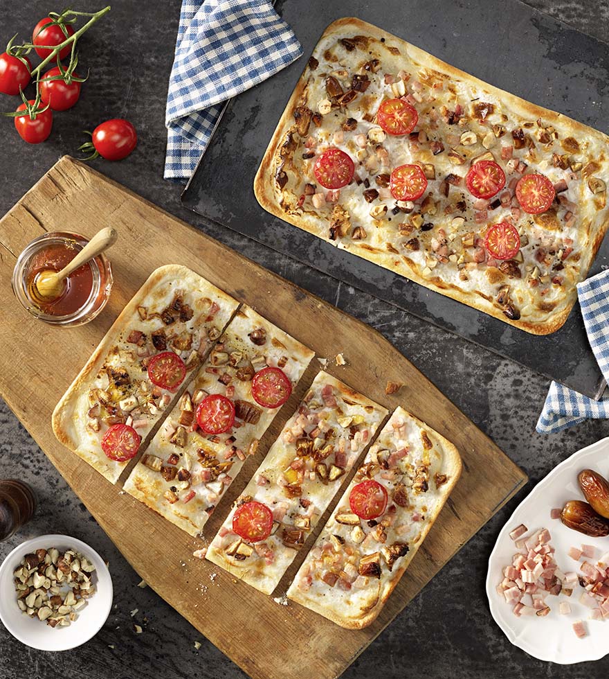 Flammkuchen mit Datteln und Speck