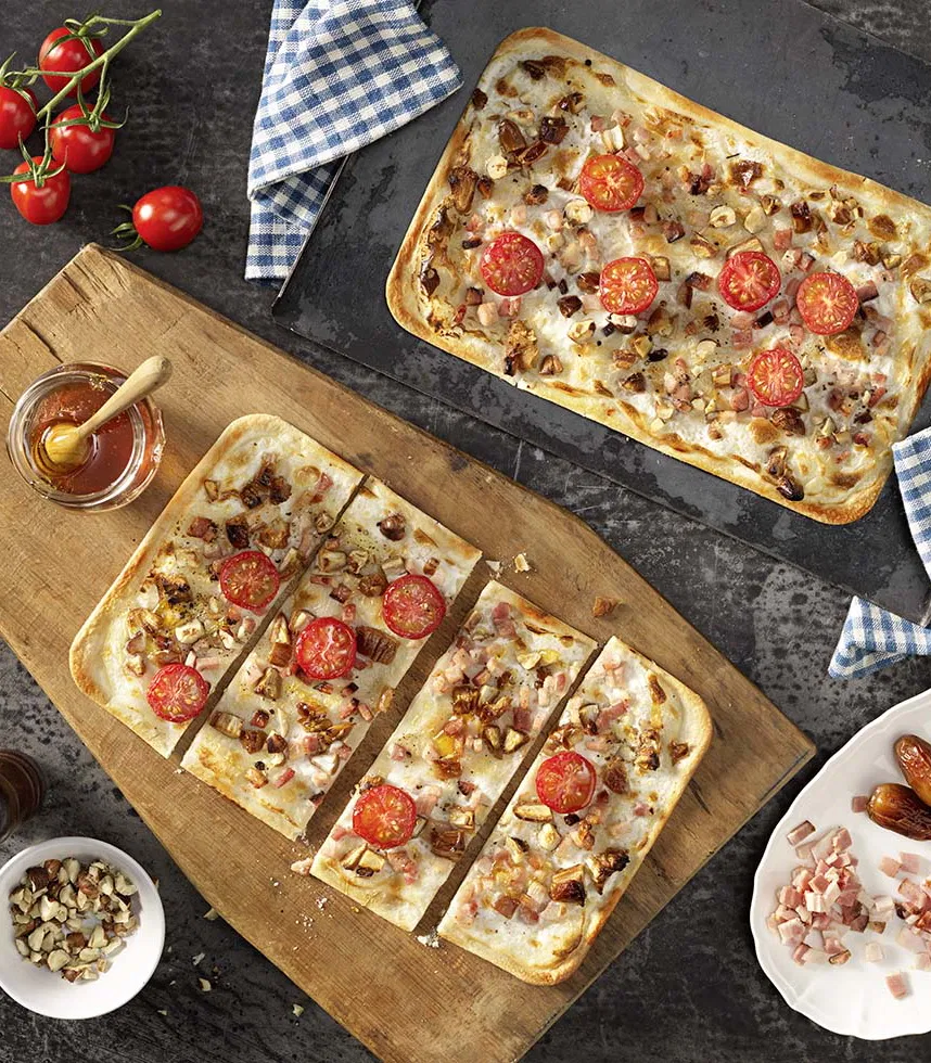 Flammkuchen mit Datteln und Speck