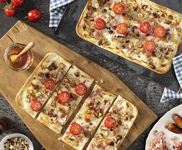 Flammkuchen mit Datteln und Speck