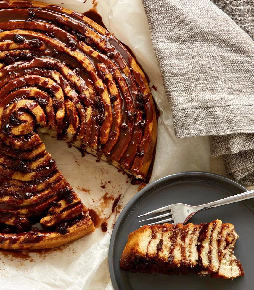Riesen-Zimtschnecke mit Schokosauce