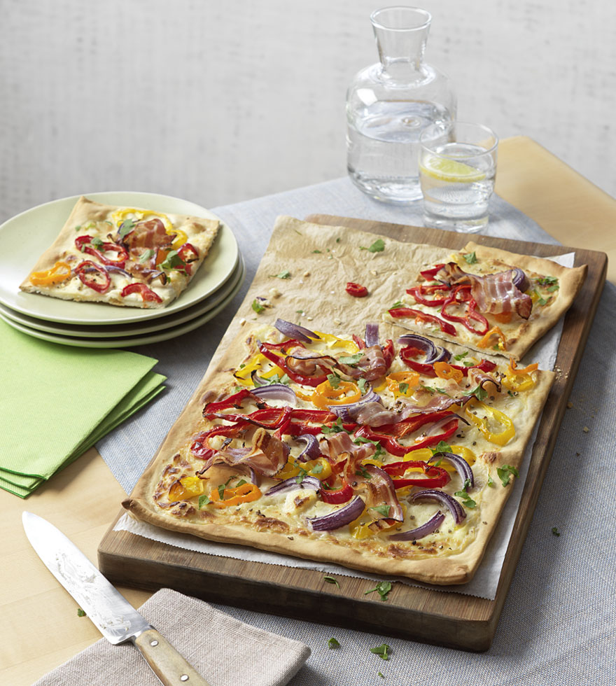 Flammkuchen mit Paprika und Knusperspeck - Tante Fanny