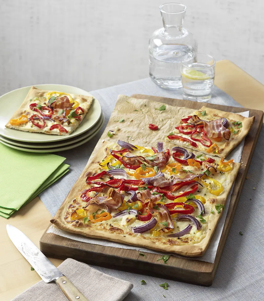 Flammkuchen mit Paprika und Knusperspeck - Tante Fanny