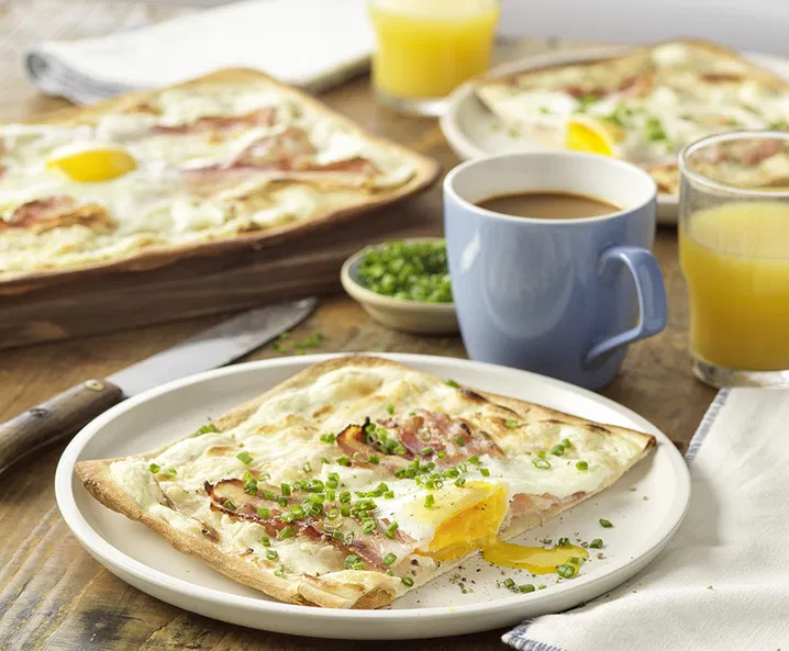 Flammkuchen mit Frühstücksspeck und Spiegelei