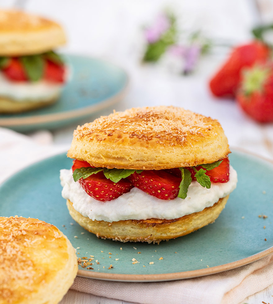 Süße Erdbeer-Burger aus Butter-Croissant- und Plunderteig