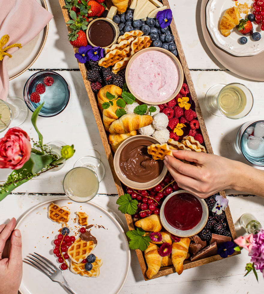 Süßes Charcuterie-Board mit Mini-Croissants
