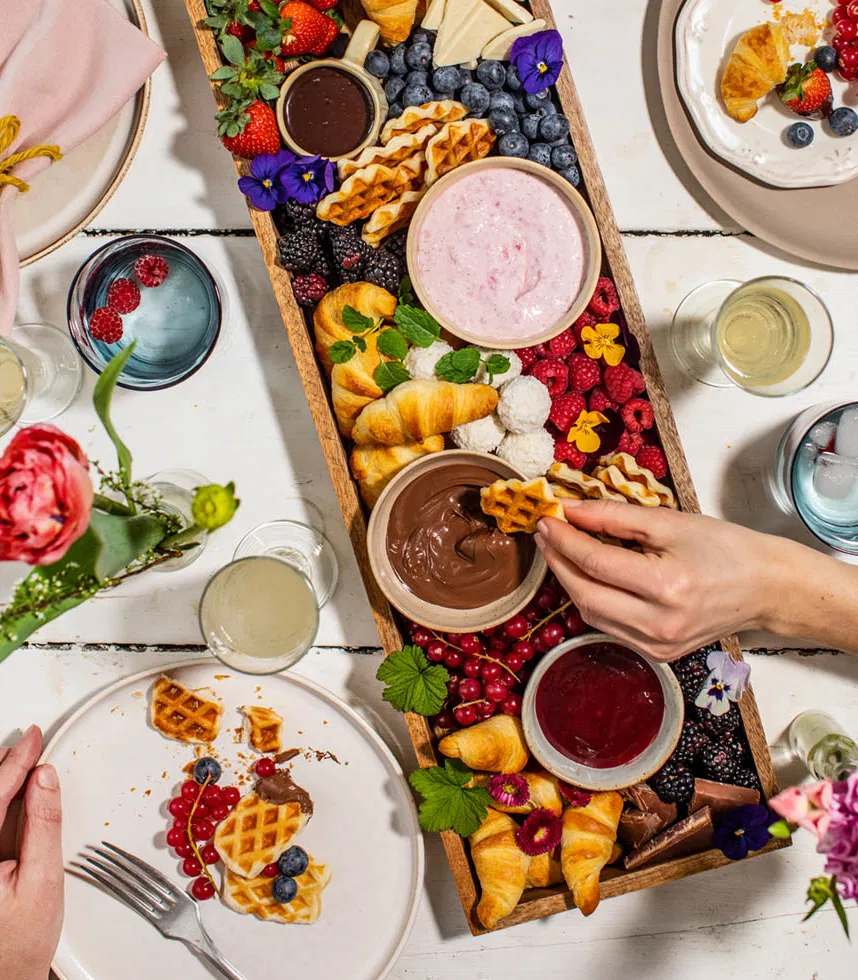 Süßes Charcuterie-Board mit Mini-Croissants