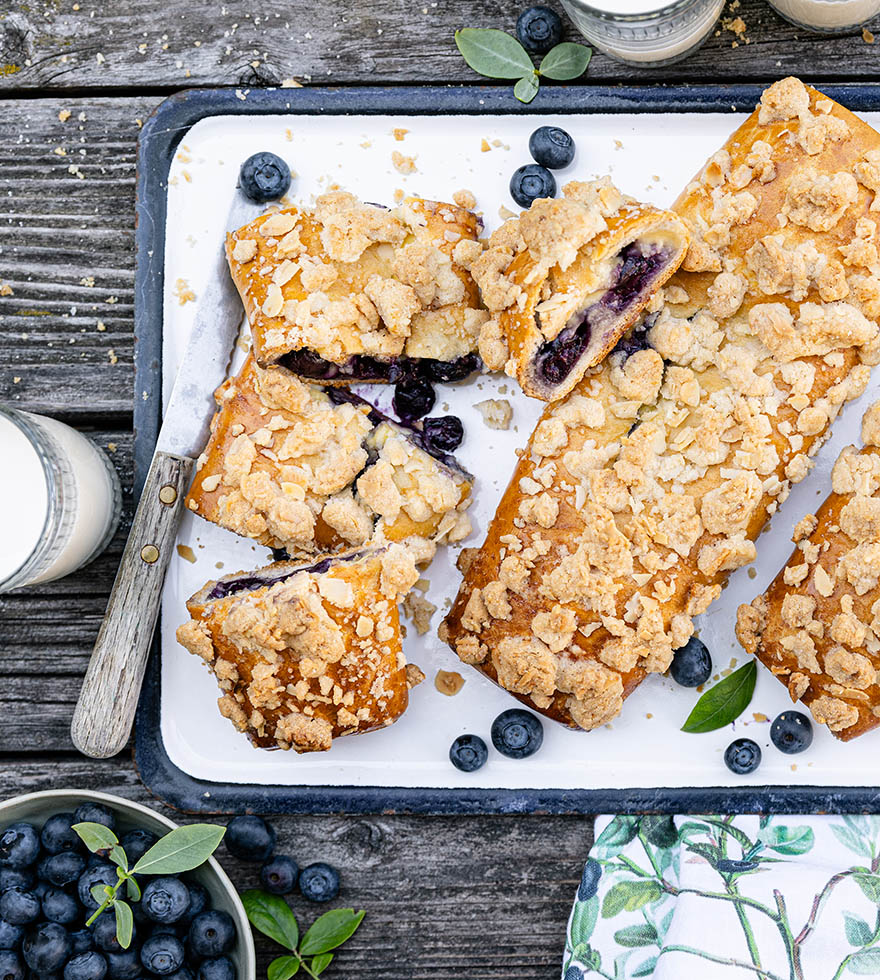 Hefeteigstrudel mit Vanille-Heidelbeer Füllung