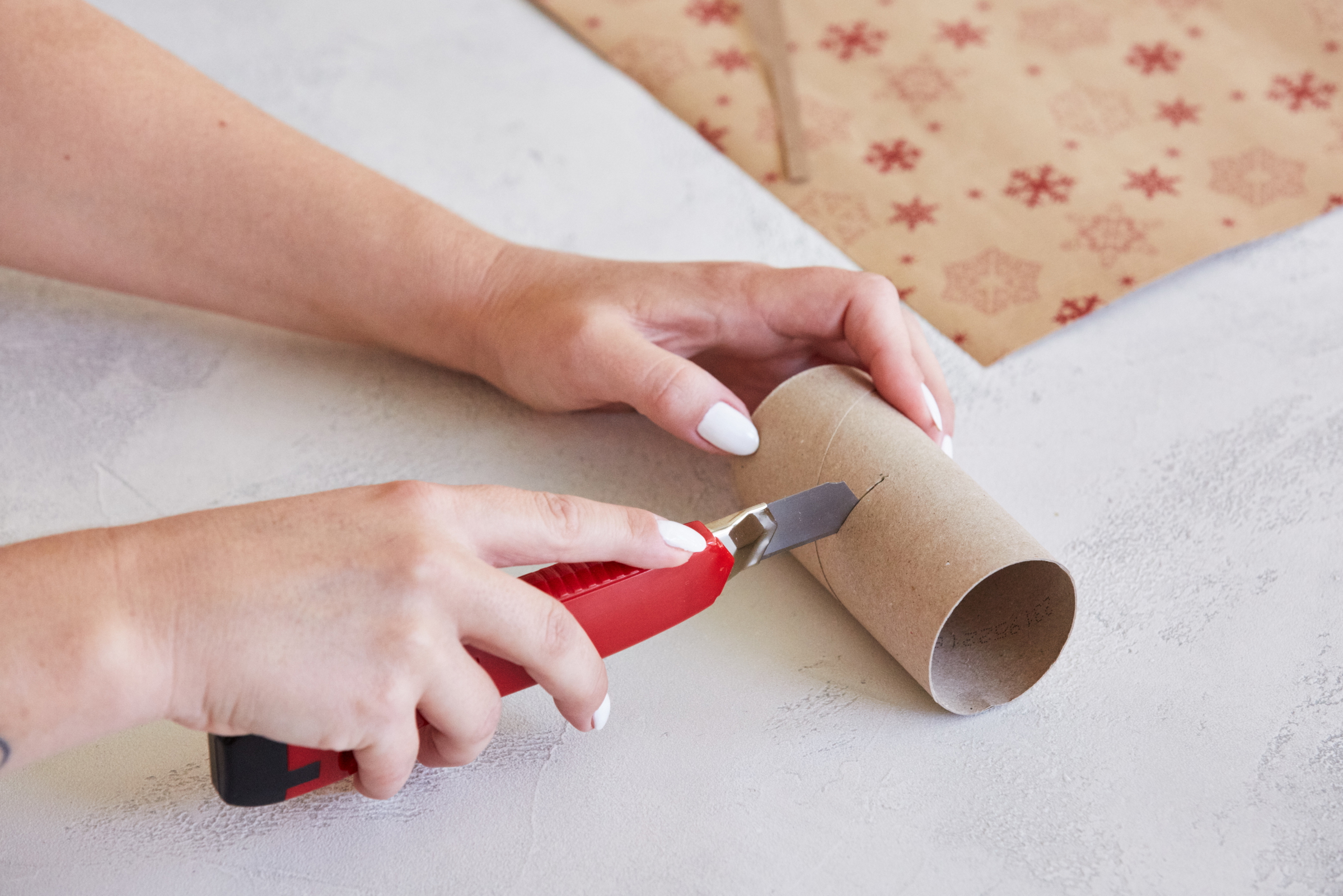 Schritt 2: Halbiere die Klopapierrolle mit einer Schere oder einem Cutter. Wenn du es wie die Briten machen möchtest, teilst du die Rolle in zwei unterschiedlich große Stücke.