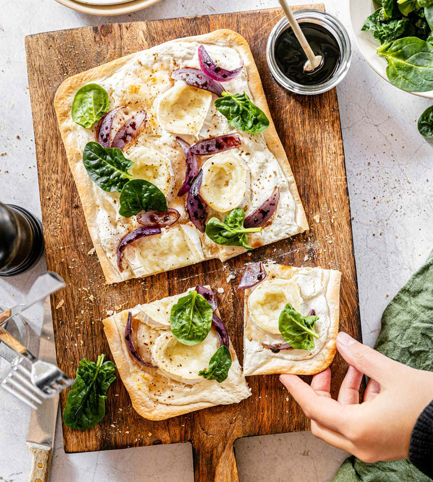 Balsamico-Zwiebel-Flammkuchen-mit-Ziegenkäse