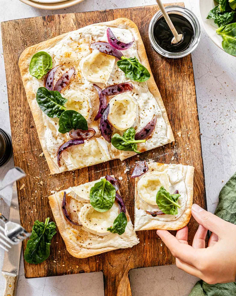 Balsamico-Zwiebel-Flammkuchen-mit-Ziegenkäse
