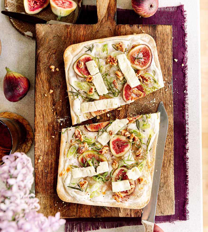 Flammkuchen mit Fetastreifen und Feigen