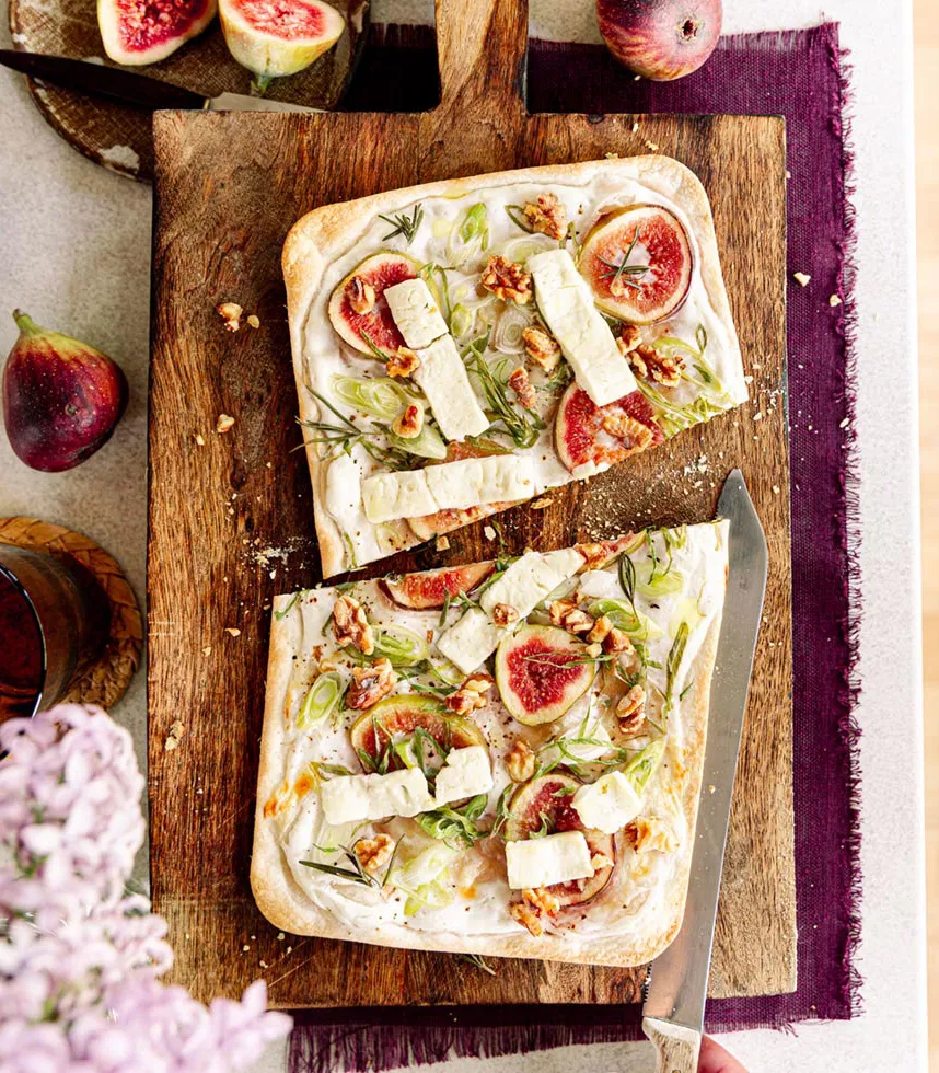 Flammkuchen mit Fetastreifen und Feigen