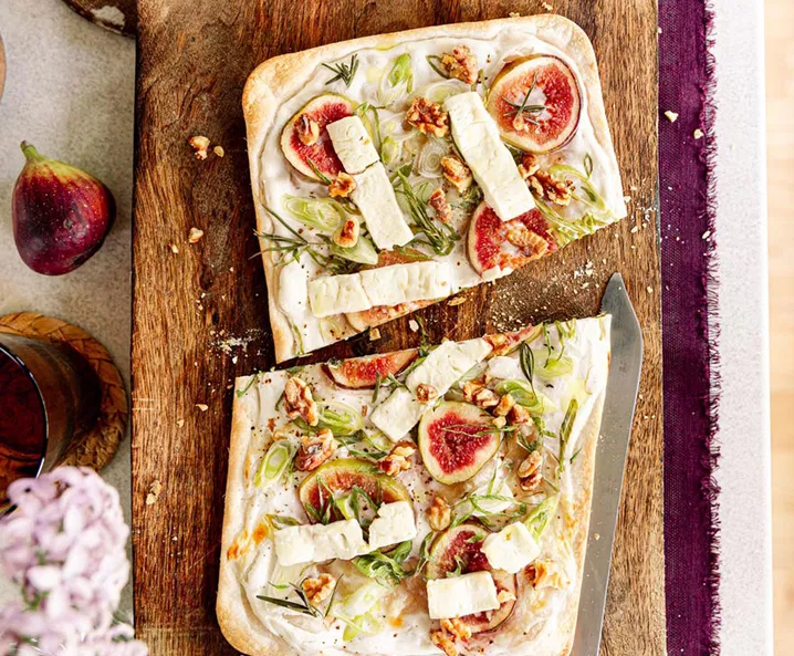 Flammkuchen mit Fetastreifen und Feigen