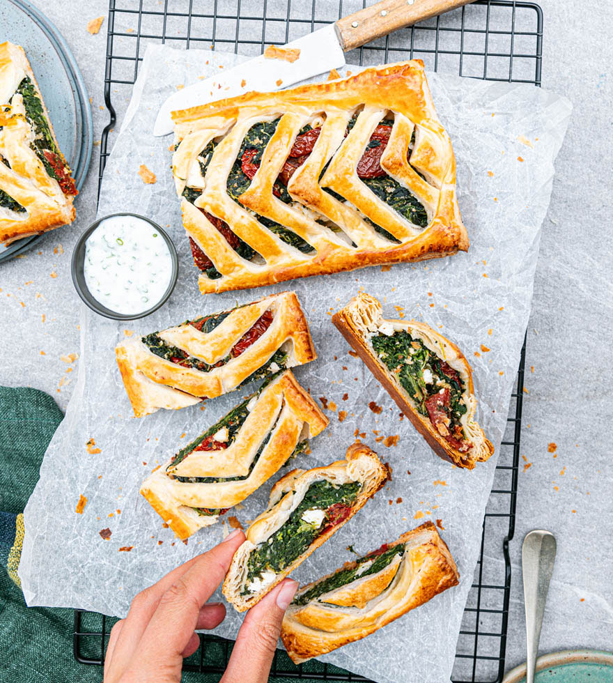 Blätterteigstrudel mit Spinat und Feta