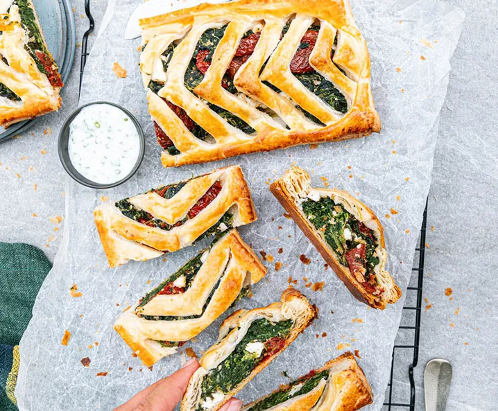 Blätterteigstrudel mit Spinat und Feta